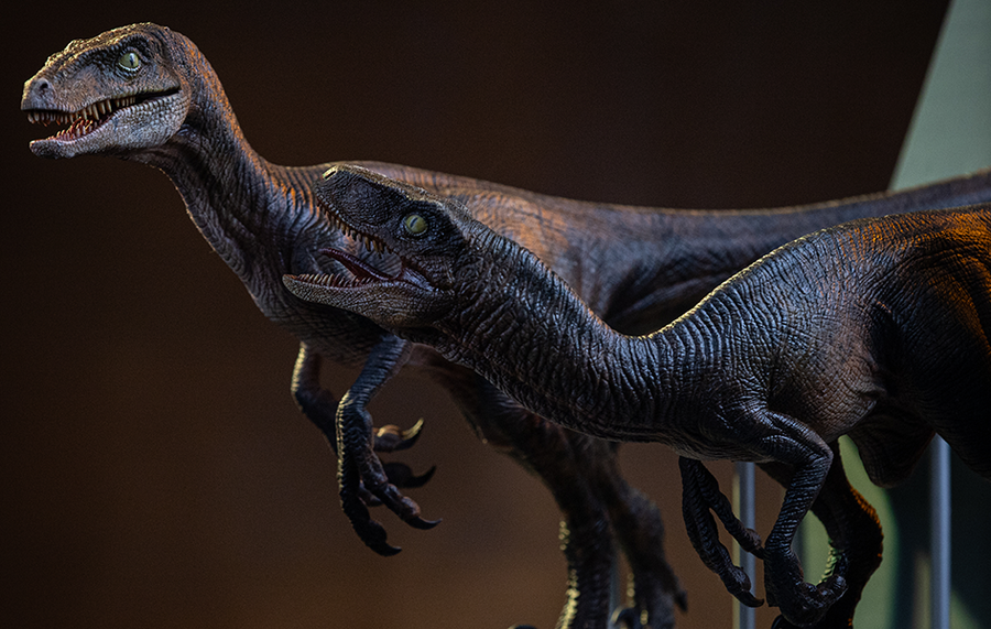 Jurassic Park - Raptors at The Kitchen Door Art Scale 1/10