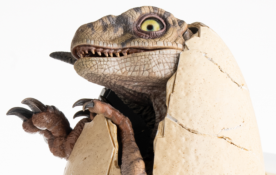 Jurassic Park III - White Queen Egg Hatching Prop Replica