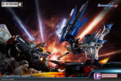 Mobile Suit Gundam SEED Destiny - Freedom Gundam vs. Destroy Gundam Statue