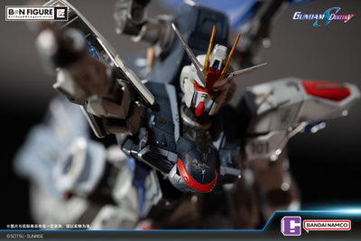 Mobile Suit Gundam SEED Destiny - Freedom Gundam vs. Destroy Gundam Statue