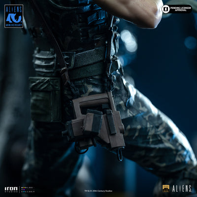 Aliens (1986) - Alien Xenomorph Warrior vs. Corporal Dwayne Hicks Deluxe Art Scale 1/10