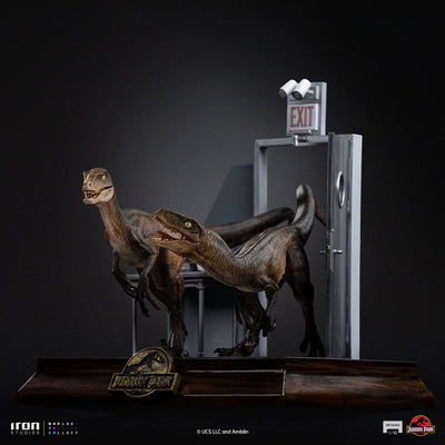 Jurassic Park - Raptors at The Kitchen Door Art Scale 1/10