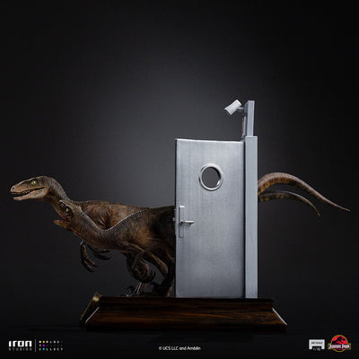 Jurassic Park - Raptors at The Kitchen Door Art Scale 1/10