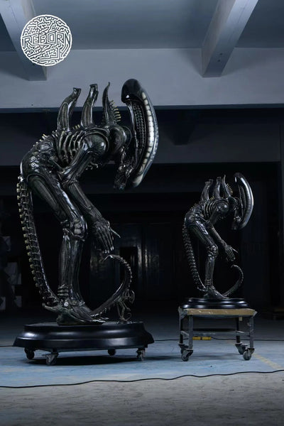 Bowing Alien Life-Size Statue by Reborn Studio