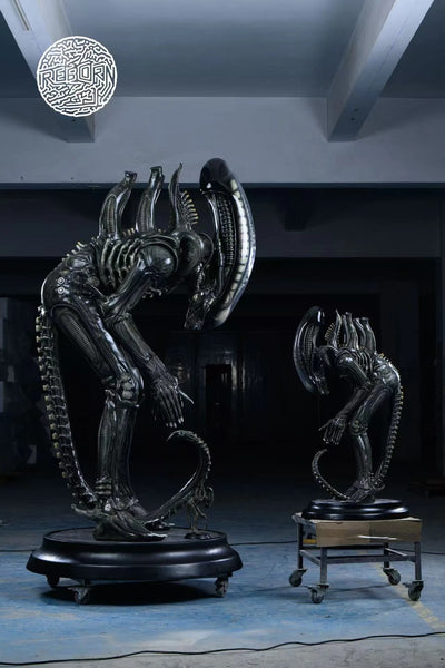 Bowing Alien 1/2 Scale Statue by Reborn Studio