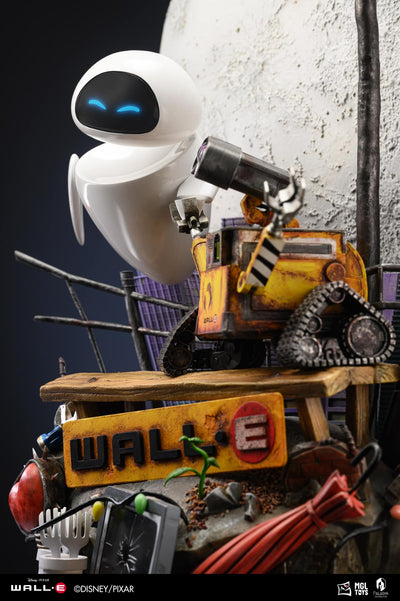 WALL-E and EVE Statue