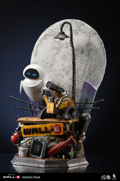 WALL-E and EVE Statue