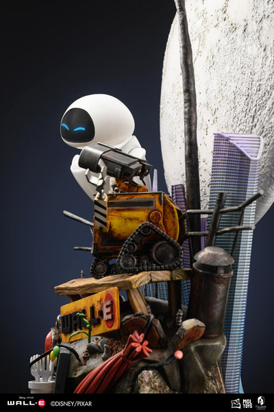 WALL-E and EVE Statue