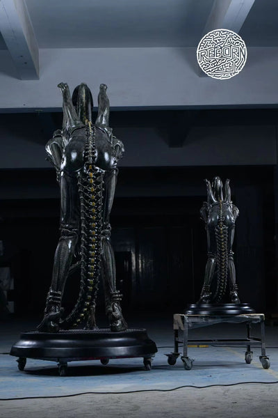 Bowing Alien 1/2 Scale Statue by Reborn Studio