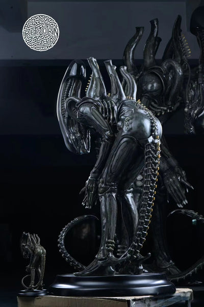 Bowing Alien 1/8 Scale Statue by Reborn Studio