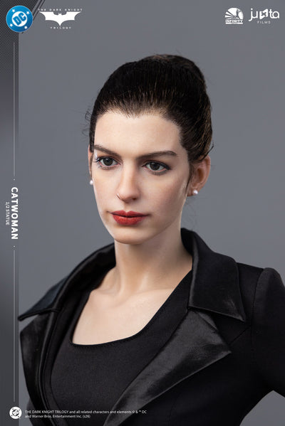 The Dark Knight Rises (2012) - Catwoman (Airport Disguise) 1/2 Scale Statue