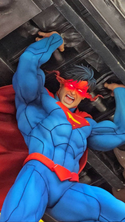 Superman Ultra HQS 1/6 Scale Statue
