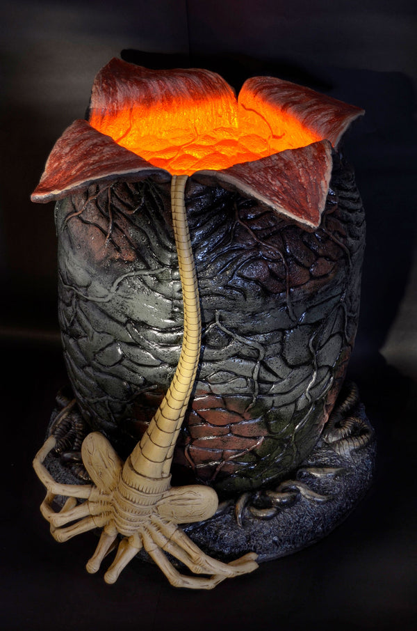 Aliens - Xenomorph Egg and Facehugger Life-Size Prop Replica (w/ LED L ...