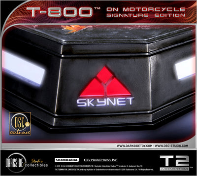 Terminator 2 - T-800 on Motorcycle (Exclusive) Signature Edition 1/4 Scale Statue