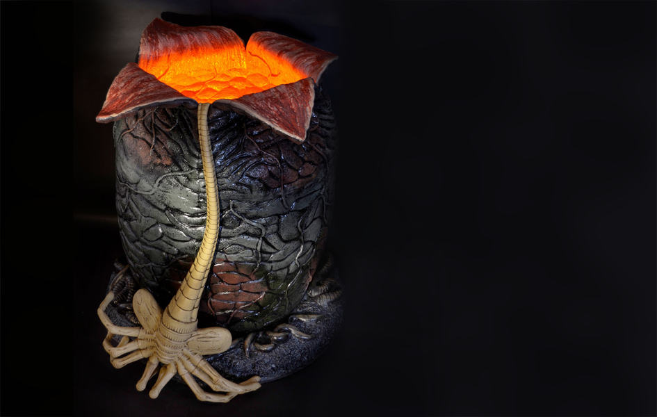 Aliens - Xenomorph Egg and Facehugger Life-Size Prop Replica (w/ LED L ...