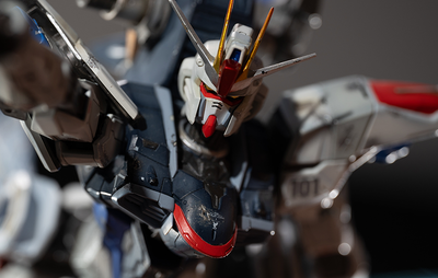 Mobile Suit Gundam SEED Destiny - Freedom Gundam vs. Destroy Gundam Statue