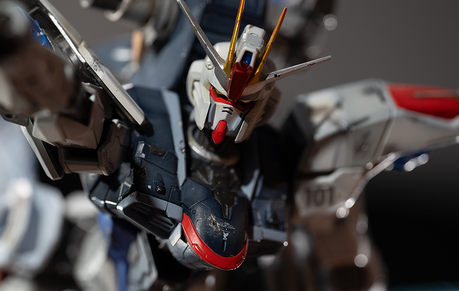 Mobile Suit Gundam SEED Destiny - Freedom Gundam vs. Destroy Gundam Statue