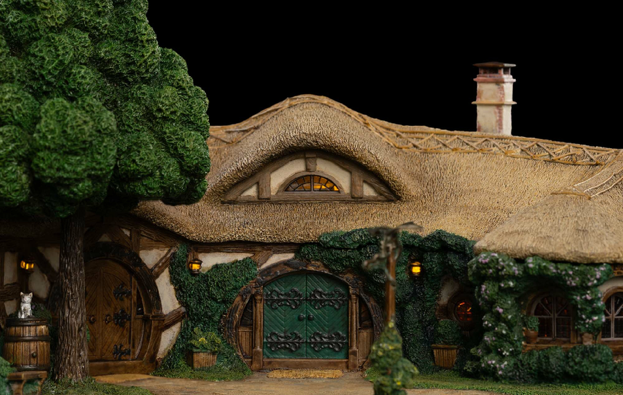 LOTR - Green Dragon Inn Environment Statue