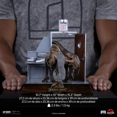 Jurassic Park - Raptors at The Kitchen Door Art Scale 1/10