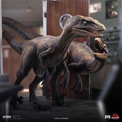 Jurassic Park - Raptors at The Kitchen Door Art Scale 1/10