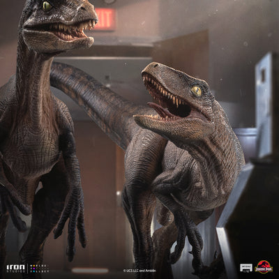 Jurassic Park - Raptors at The Kitchen Door Art Scale 1/10