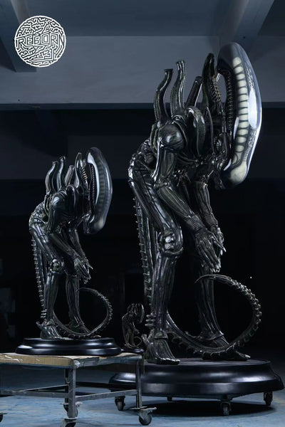Bowing Alien 1/2 Scale Statue by Reborn Studio