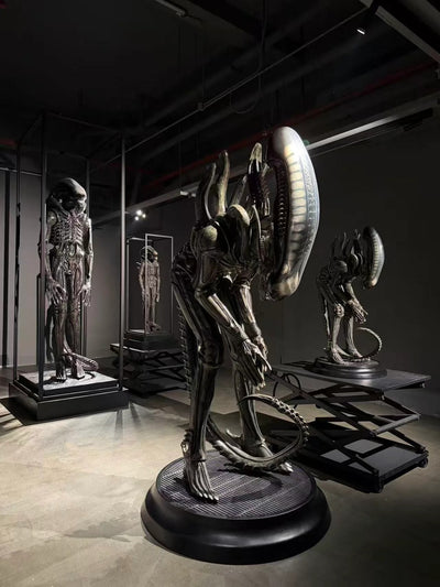 Bowing Alien Life-Size Statue by Reborn Studio