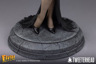Elvira Mistress of the Dark (Regular) 1/4 Scale Maquette Statue