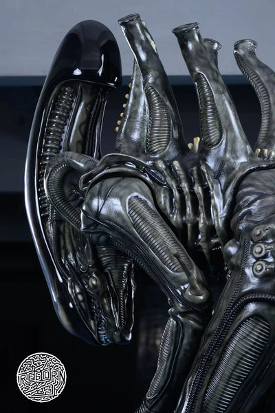 Bowing Alien Life-Size Statue by Reborn Studio