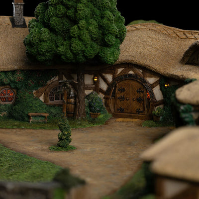LOTR - Green Dragon Inn Environment Statue