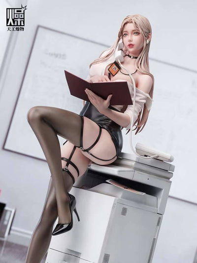 Personal Secretary 1/4 Scale Statue