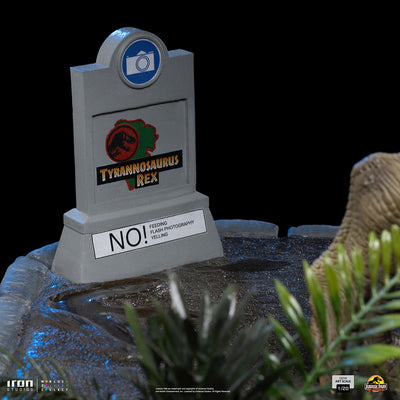 Jurassic Park - T-Rex and Donald Gennaro Demi Scale 1/20