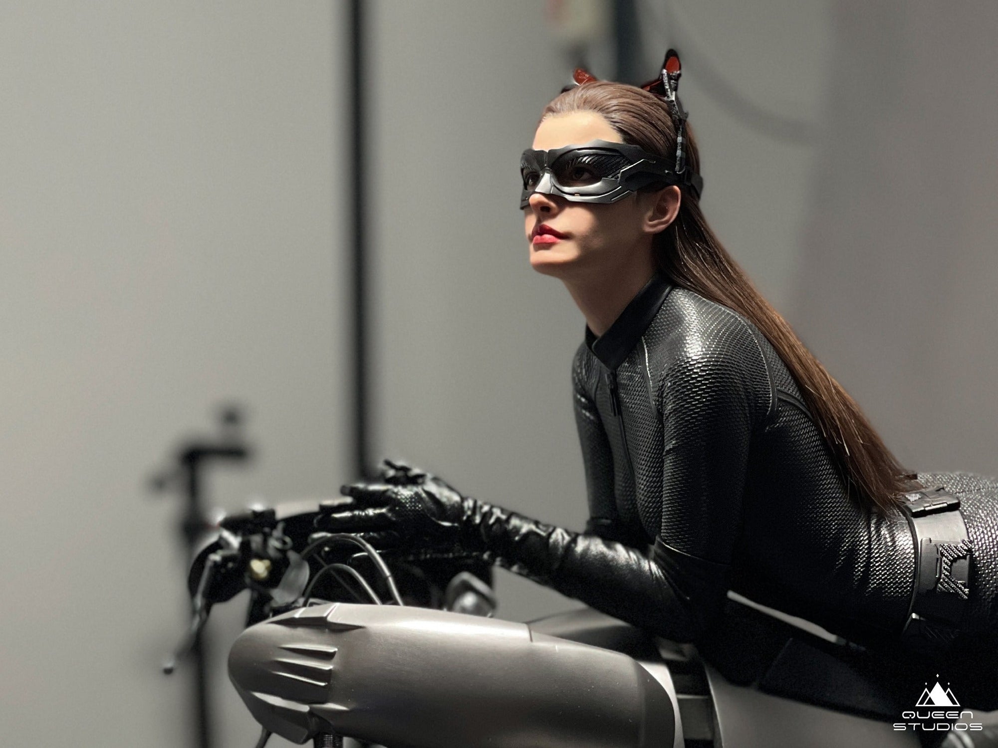 Catwoman (Anne Hathaway) on Batpod 1/3 Scale Statue -  SECRET