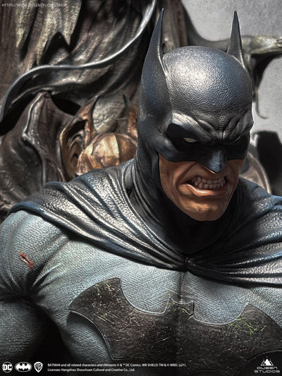 Batman on Throne PREMIUM 1/4 Scale Statue