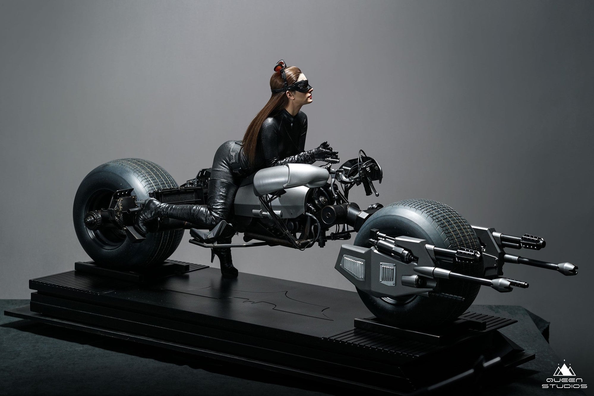 Catwoman (Anne Hathaway) on Batpod 1/3 Scale Statue -  SECRET