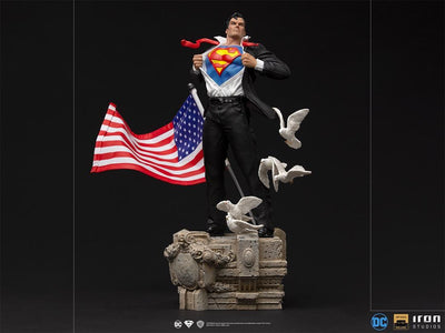 Clark Kent Deluxe 1/10 Art Scale Statue