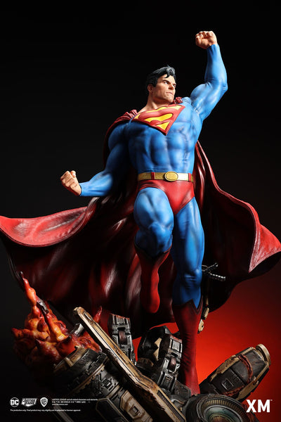 Classic Superman (Version B) 1/4 Scale Statue
