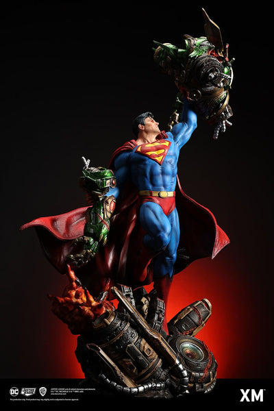 Classic Superman (Version B) 1/4 Scale Statue