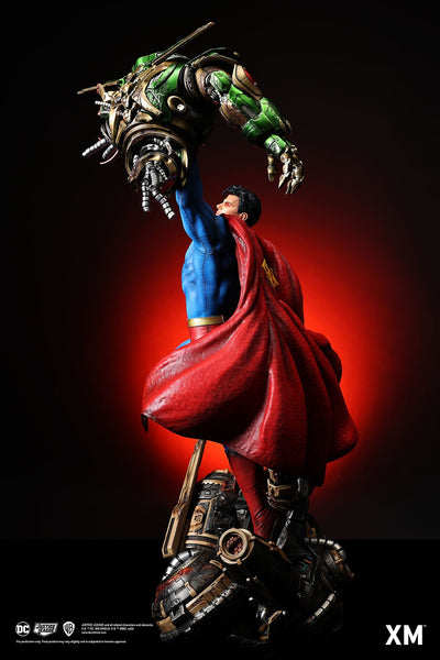Classic Superman (Version B) 1/4 Scale Statue