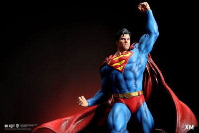 Classic Superman (Version B) 1/4 Scale Statue