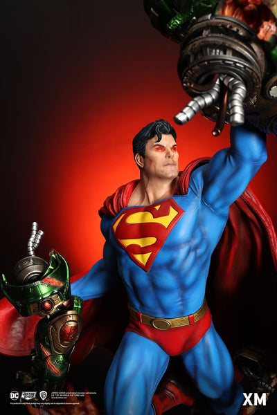 Classic Superman (Version B) 1/4 Scale Statue