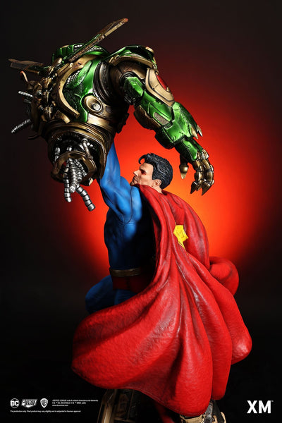 Classic Superman (Version B) 1/4 Scale Statue