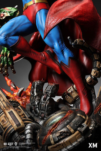Classic Superman (Version B) 1/4 Scale Statue