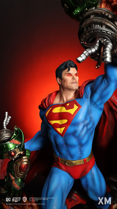 Classic Superman (Version B) 1/4 Scale Statue