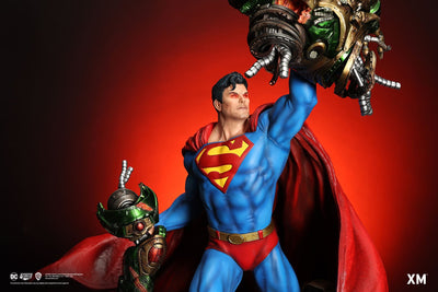 Classic Superman (Version B) 1/4 Scale Statue