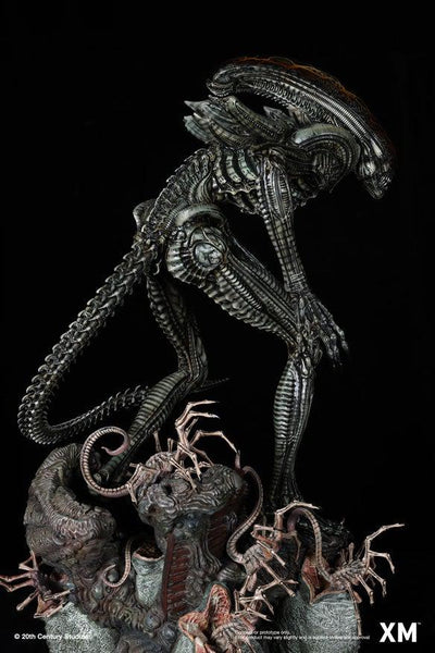 Alien Hive Warrior - Black Variant - 1/3 Scale Premium Statue