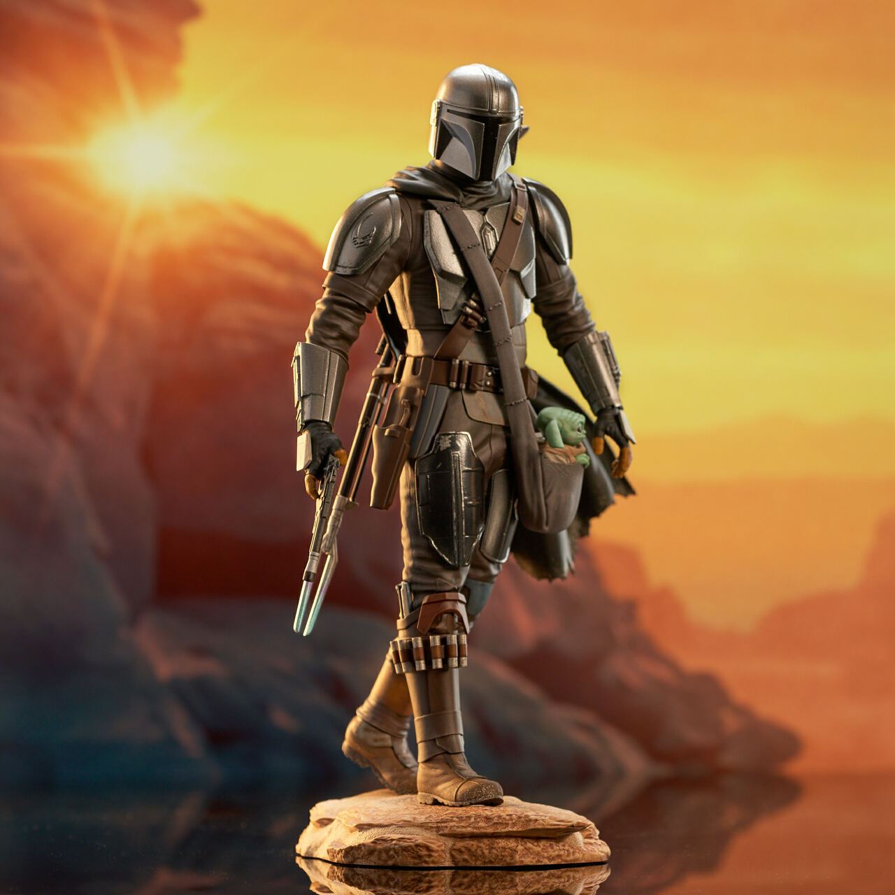 The Mandalorian with Child 1/7 Scale Statue